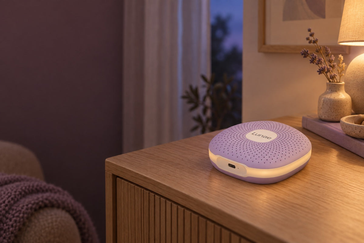 Lunae White Noise apparaat in een warme avondsetting op een houten dressoir