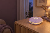 Lunae White Noise apparaat in een warme avondsetting op een houten dressoir