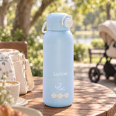 Lunae flessenwarmer op een terras met kinderwagen op de achtergrond